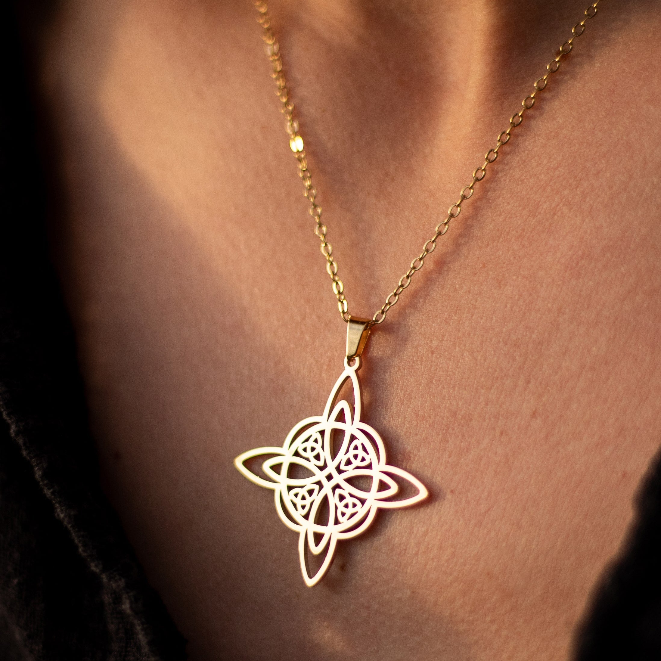 Pendentif "Protection Éternelle" en Nœud de Sorcière