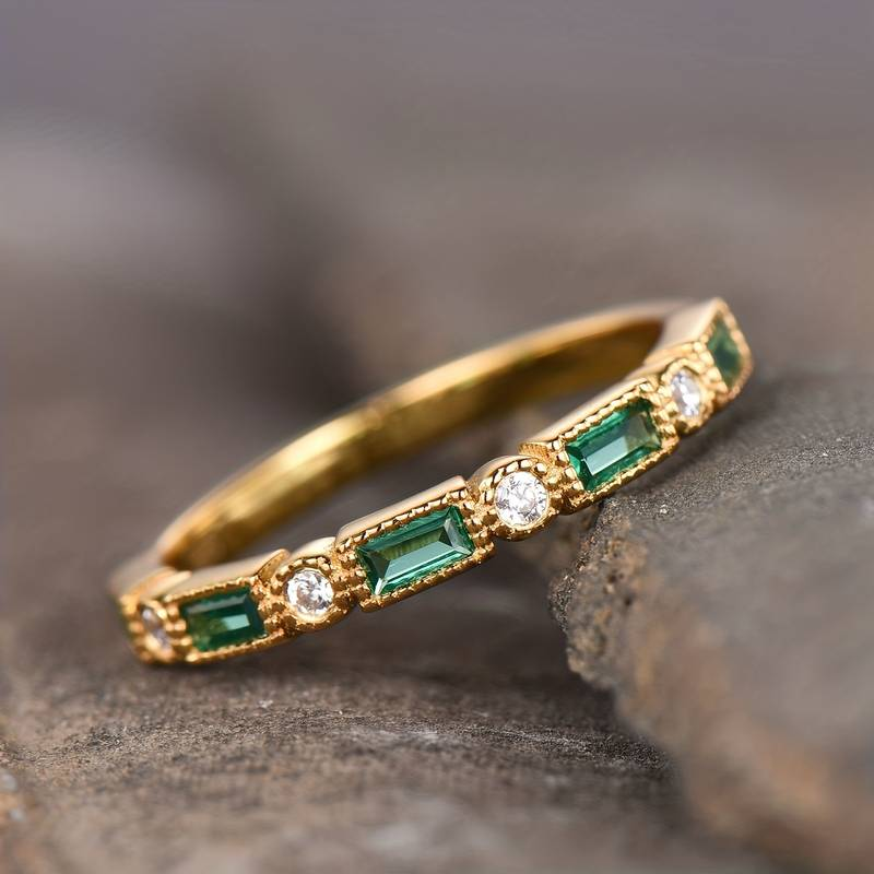 Anillo Vintage de Oro con Circonio Verde Incrustado