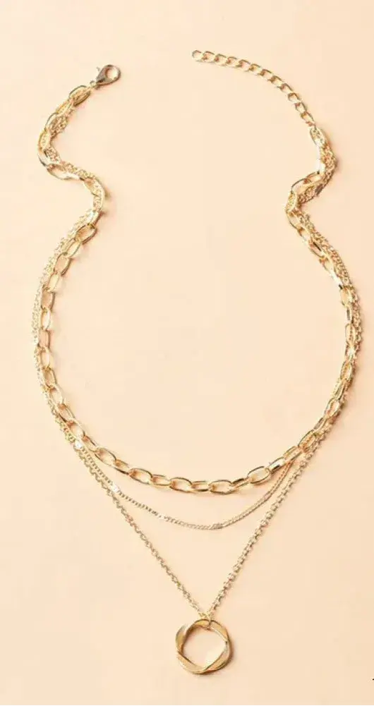 Collar Clásico de Oro en Capas con Colgante