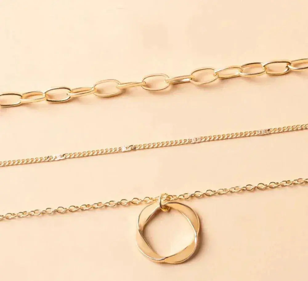 Collar Clásico de Oro en Capas con Colgante