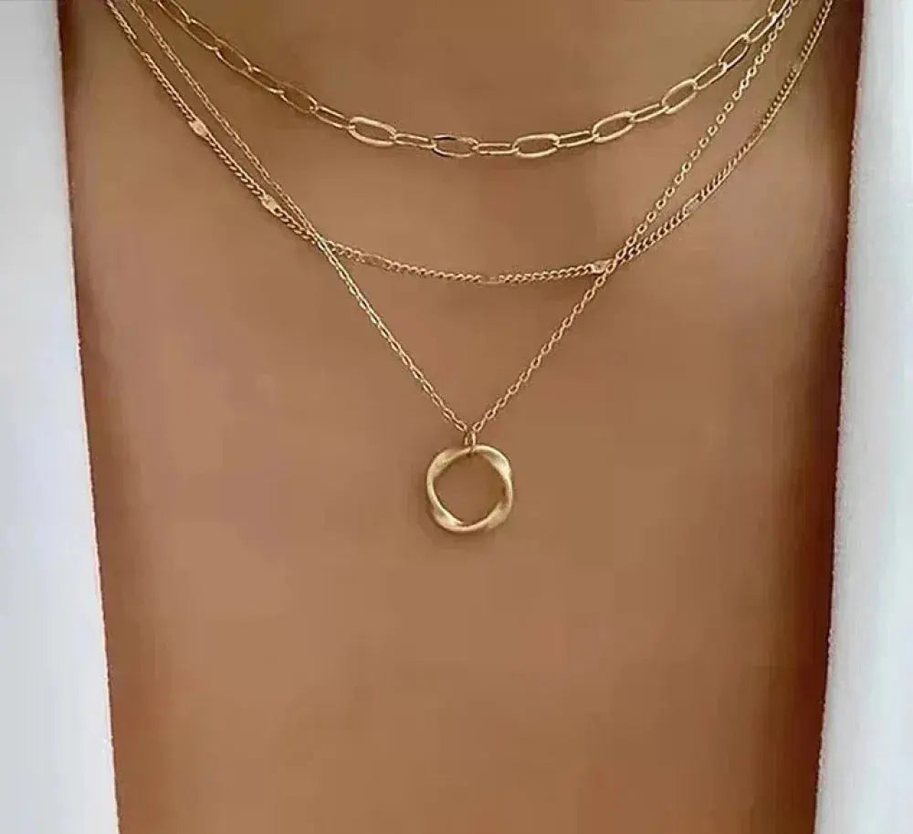 Collar Clásico de Oro en Capas con Colgante